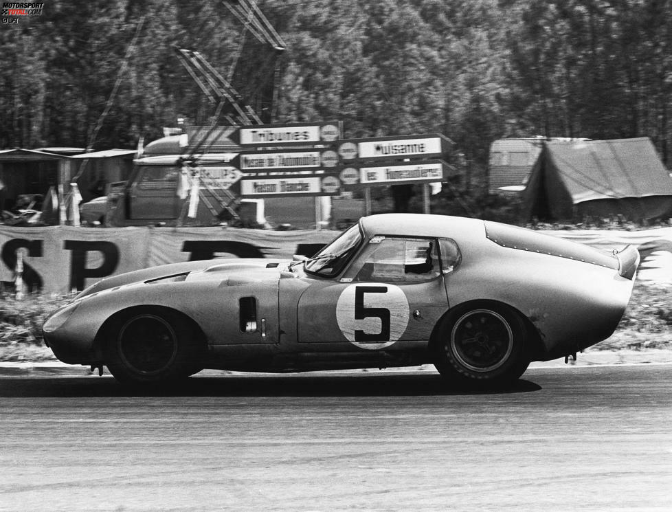 ...die Kollegen Dan Gurney und Bob Bondurant prügelten die AC Cobra Daytona unter der Nennung des legendären Carroll Shelby auf den vierten Gesamtrang und zum Klassensieg.