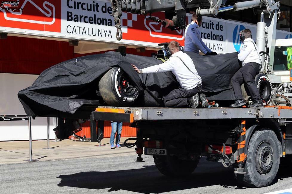 Nachdem Alonso nach der Bergung zunächst in den Rettungswagen verfrachtet wird, wird der havarierte McLaren-Honda zurück an die Box gebracht. Wie schwer der Schaden ist, lässt sich allerdings nicht genau erkennen.