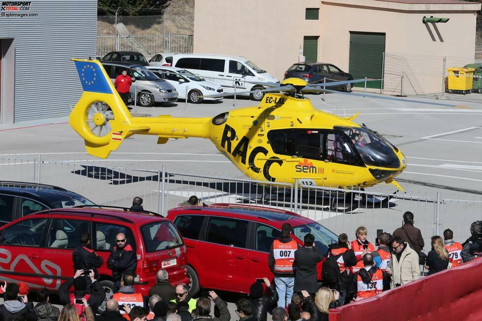 Auch ein Rettungshelikopter steht bereit. Erste Meldungen geben allerdings zunächst Entwarnung. Die Rennstrecke verkündet über Twitter, Alonso sei okay und bei Bewusstsein.