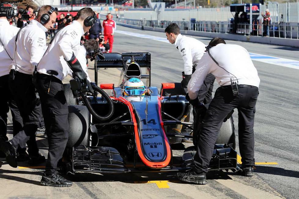 Der Tag beginnt für Alonso bereits mit einem Problem. Erst gegen 11:00 Uhr kann der Spanier seine erste Installationsrunde fahren, anschließend kommt er gleich wieder an die Box.
