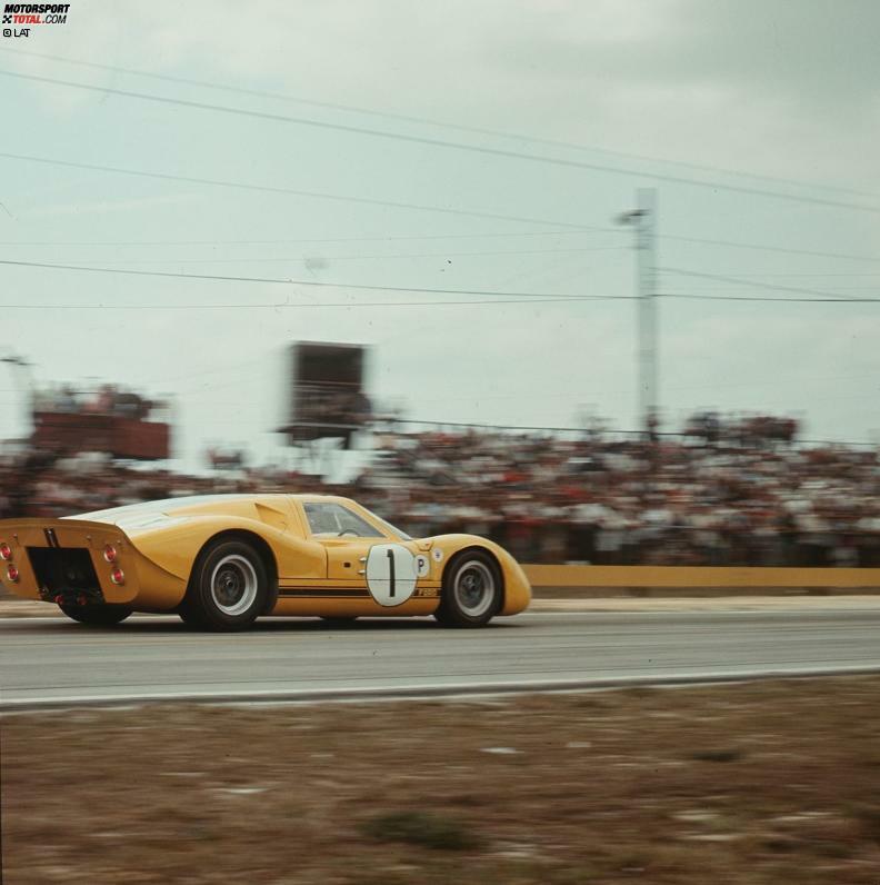... siegt Andretti zusammen mit Bruce McLaren am Steuer eines Ford GT40 zum ersten Mal beim Langstreckenklassiker 12 Stunden von Sebring. 1970 und 1972 gewinnt er dieses Rennen ebenfalls, während ...