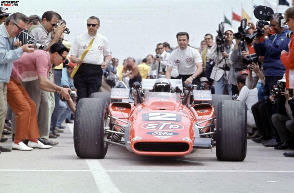 Bevor Andretti in der Formel 1 so richtig durchstartet gewinnt er in der Saison 1969 im Team von Andy Granatelli sowohl den IndyCar-Titel als auch den Saisonhöhepunkt, das Indy 500.