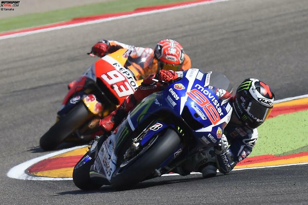 Lorenzo und Marquez setzen sich in der ersten Runde gleich etwas vom Feld ab. Aber dann das Drama: Marquez crasht in der zweiten Runde und ist raus. Sein fünfter Rennsturz in diesem Jahr!