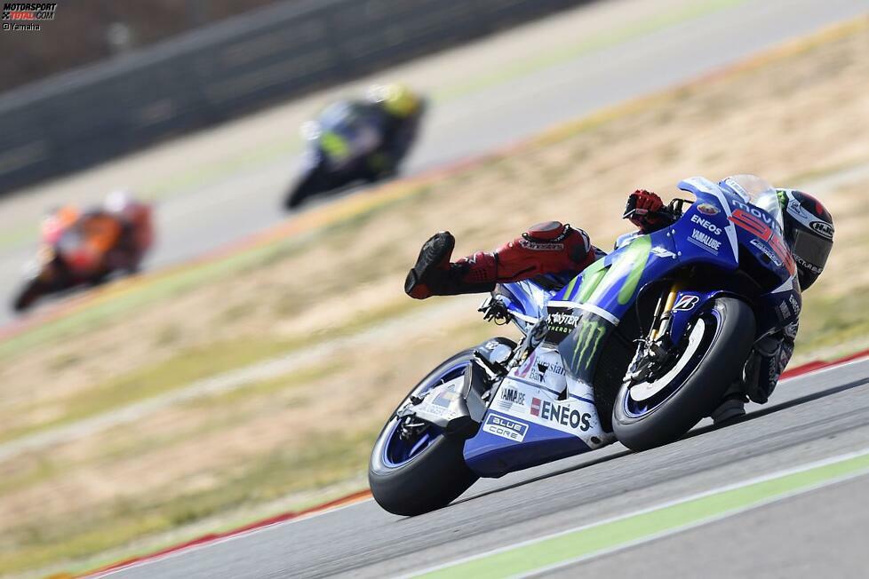 Lorenzo dreht an der Spitze souverän seine Runden. Wie dieses Foto zeigt, ist der Yamaha-Pilot trotzdem am Limit.