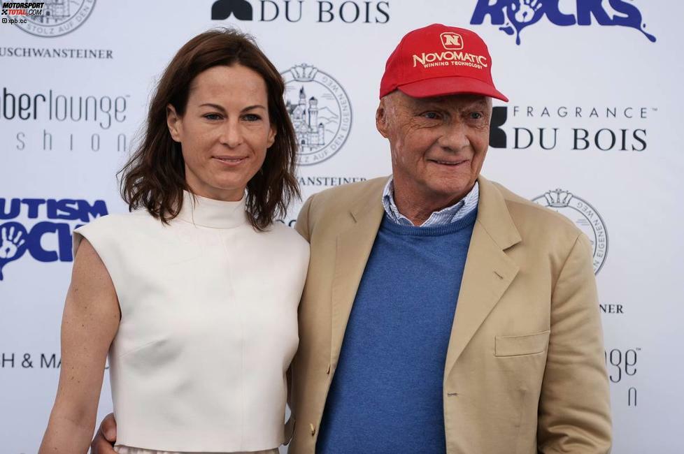 Birgit und Niki Lauda. Sie hat ihm eine seiner vier Nieren gespendet. Die gemeinsamen Zwillinge Mia und Max sind inzwischen fünfeinhalb Jahre alt.