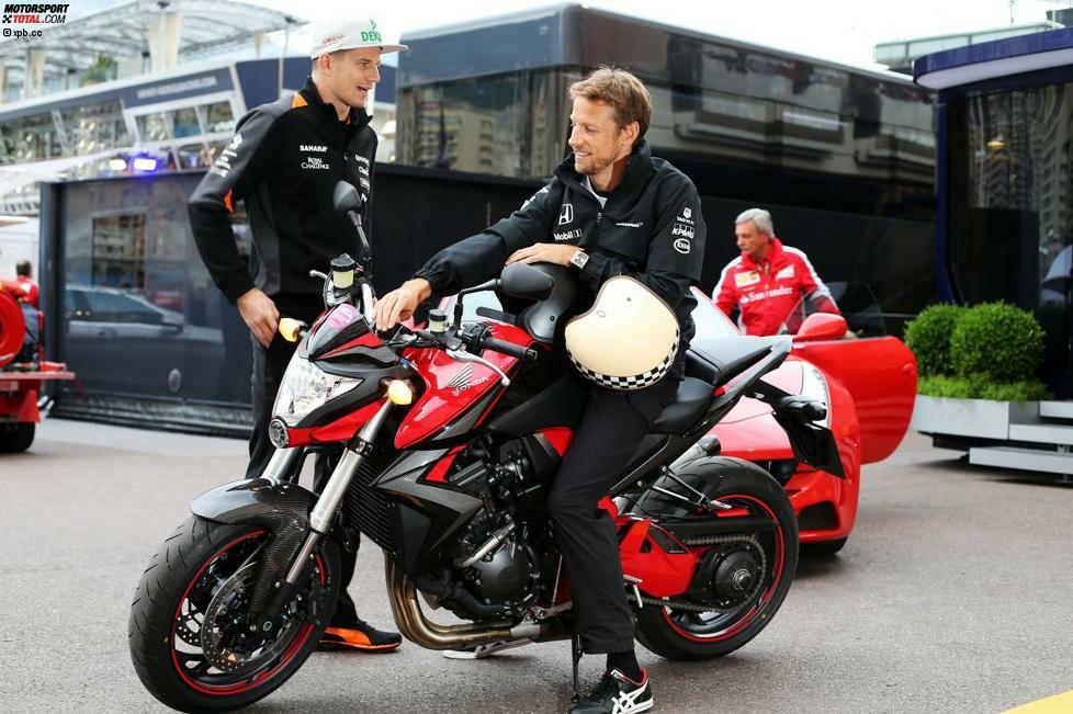 Durch die engen Straßen von Monaco mit dem Auto zu fahren, dauert länger als zu Fuß zu gehen. Aber wer einen Roller (wie Kimi Räikkönen) oder gar ein Motorrad (wie Jenson Button auf dem Foto, mit Nico Hülkenberg) hat, der ist fast am besten dran.