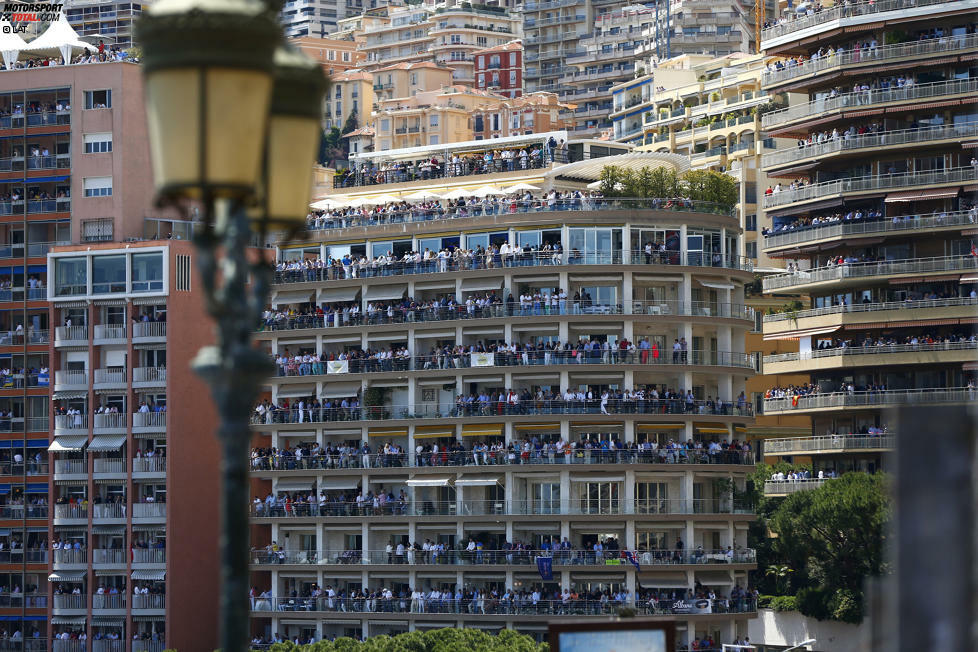 Jeder, der in Monaco einen Balkon vermieten kann, tut das auch. An den exklusivsten Plätzen blättern Geschäftskunden bis zu 80.000 Euro hin, um für ein Wochenende guten Blick auf die Rennstrecke zu haben. Das ist leicht verdientes Geld - und etwas attraktiver, als in Hockenheim Limonade aus der Garage zu verkaufen.