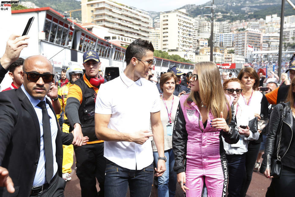 Real-Madrid-Wunderkicker Cristiano Ronaldo und Cara Delavigne. Das Supermodel darf natürlich auch in einem echten McLaren Platz nehmen. Zumindest Fernando Alonso sollte sie damit kein Glück bringen.