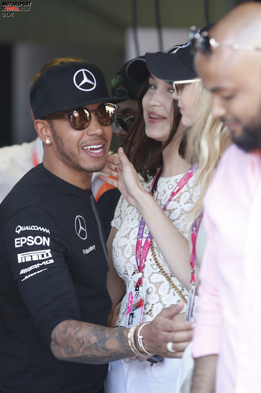 Hat er oder hat er nicht? Seine Ex Nicole Scherzinger ist zwar in der Woche vor Monaco in Cannes, aber Lewis Hamilton fährt am Donnerstagabend nach dem Training angeblich wegen Gigi Hadid zu einer Charity-Party rüber. Es heißt, das Model sei seine neue Flamme, es habe schon mehrere Dates gegeben. Hier begrüßt Hamilton Hadid am Renntag.