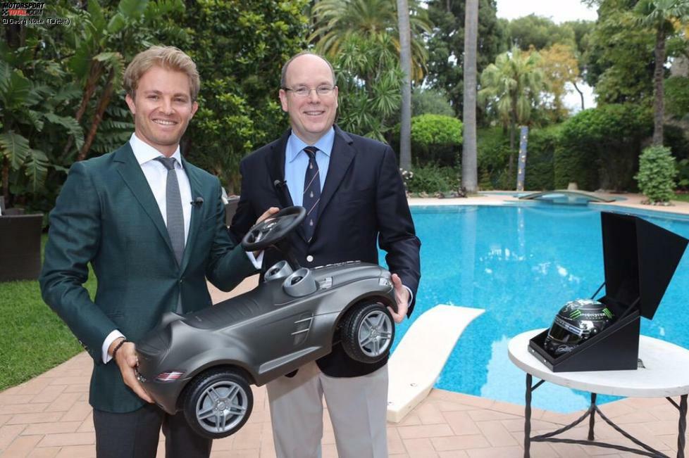 Das Wochenende des Nico Rosberg: Zu Besuch bei Fürst Albert im Grimaldi-Palast - natürlich mit einem Bobbycar als Gastgeschenk für die Zwillinge Gabriella und Jacques.