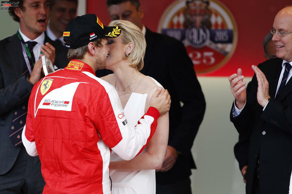 Als Niki Lauda Fürstin Gracia Patricia die Hand geküsst hat, sorgte das noch für Riesenaufsehen. Inzwischen macht niemand mehr einen Mucks, wenn Sebastian Vettel Charlene ein Wangenküsschen gibt. Geht es nach dem Applaus von Fürst Albert, dann scheint der Ferrari-Star das Küssen genauso gut zu beherrschen wie das Rennfahren.