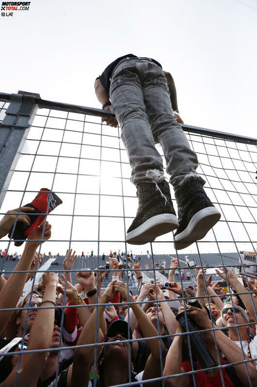 Der Sieg in Montreal geht aber wieder einmal an Mercedes. Für Lewis Hamilton, der seine Führung in der WM weiter ausbaut, ist es bereits der vierte Triumph in Kanada, den es entsprechend zu bejubeln gilt.