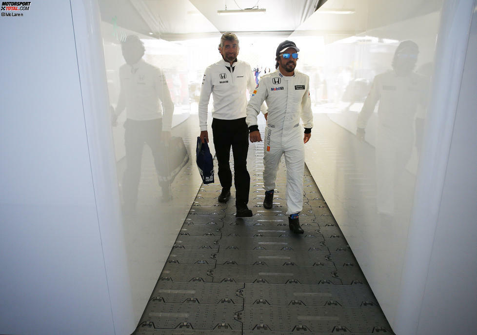 Auch bei Fernando Alonso läuft es in Montreal nicht: Erst zofft er sich mit seinem Team am Funk über die Spritsparanweisung, dann muss er als erster Fahrer das Auto abstellen. Nicht besser ergeht es Teamkollege Jenson Button, der nicht einmal die Qualifikation fahren kann und ebenfalls vorzeitig aufgibt. Da hilft nur noch Galgenhumor: Alonso dreht bei Twitter das Rennergebnis einfach um.