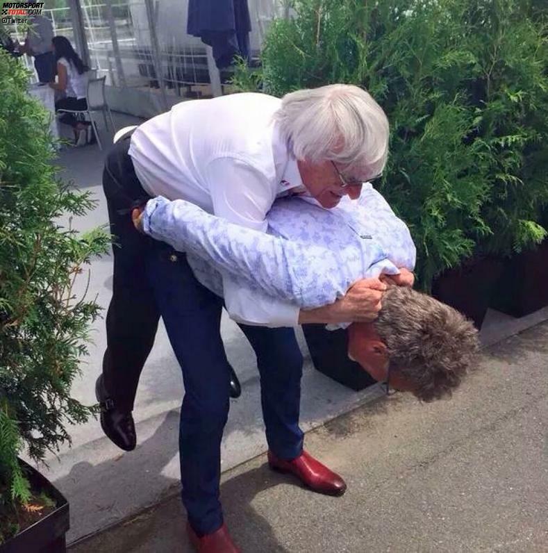 Und die beiden haben anscheinend auch viel Spaß: Ex-Teamchef Eddie Jordan und Formel-1-Boss Bernie Ecclestone. Doch Vorsicht, Eddie! Der Zampano ist mit seinen 84 Lenzen nicht mehr der Allerjüngste.