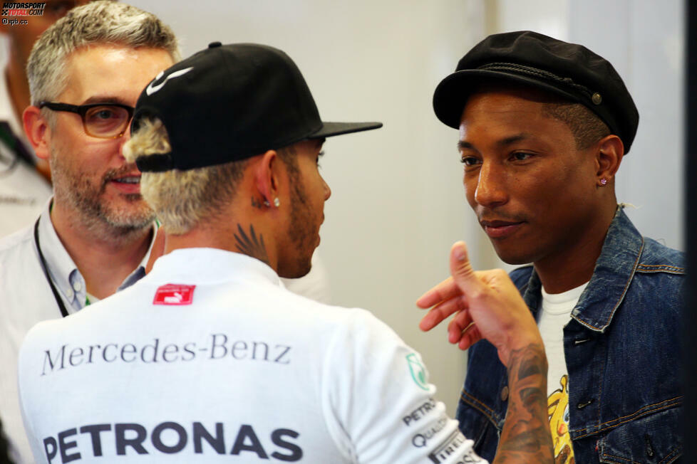 Mit Hip-Hop-Ikone Pharrell Williams ist Hamilton schon länger befreundet. In Singapur treffen sich die beiden in der Mercedes-Box. Pharrell ist Teil des spektakulären Eventprogramms rund um die Formel 1 - neben anderen Top-Acts wie Bon Jovi, Maroon 5 und dem Spandau Ballet.