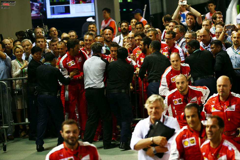 Die bleibt Ferrari erspart, obwohl einige Mechaniker Anweisungen des Sicherheitspersonals missachten und den Parc ferme stürmen. Die FIA drückt ein Auge zu, verlangt aber eine bedingungslose (schriftliche) Entschuldigung von Teamchef Maurizio Arrivabene.