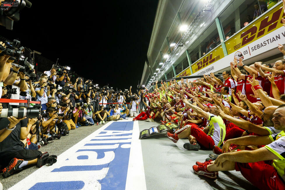Als der Sieg von Sebastian Vettel gefeiert wird, ist die Stimmung schon wieder friedlich. Erstmals seit Barcelona 2013 stehen wieder zwei Ferrari-Fahrer auf dem Podium.