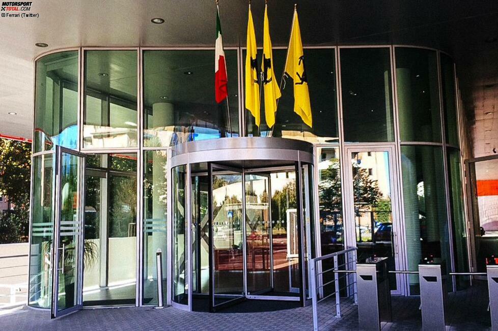 Für jeden Saisonsieg von Ferrari wird eine Flagge über den Eingang zur Gestione Sportiva in Maranello gesteckt. Drei Stück an der Zahl bedeuten: Vettel ist jetzt schon gleichauf mit dem Ferrari-Premierenjahr von Michael Schumacher.