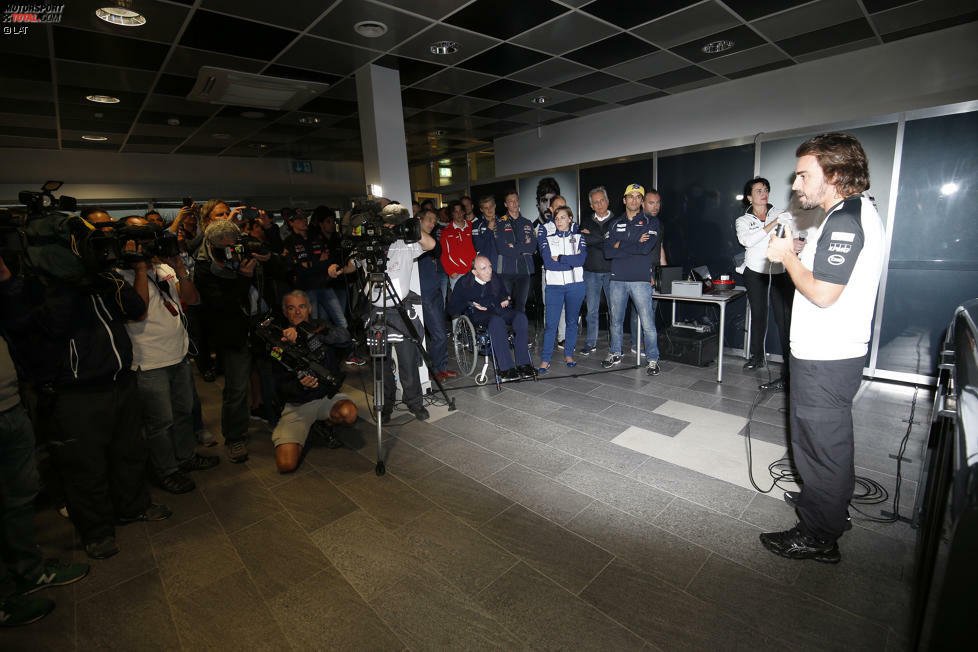 Und wenn Alonso ruft, dann kommen sie alle - mit Ausnahme der beiden Mercedes-Stars, die sich wegen eines wichtigen Termins entschuldigen lassen. Selbst schuld: Alle anderen Gäste bekommen leckere Samurai-Kekse.