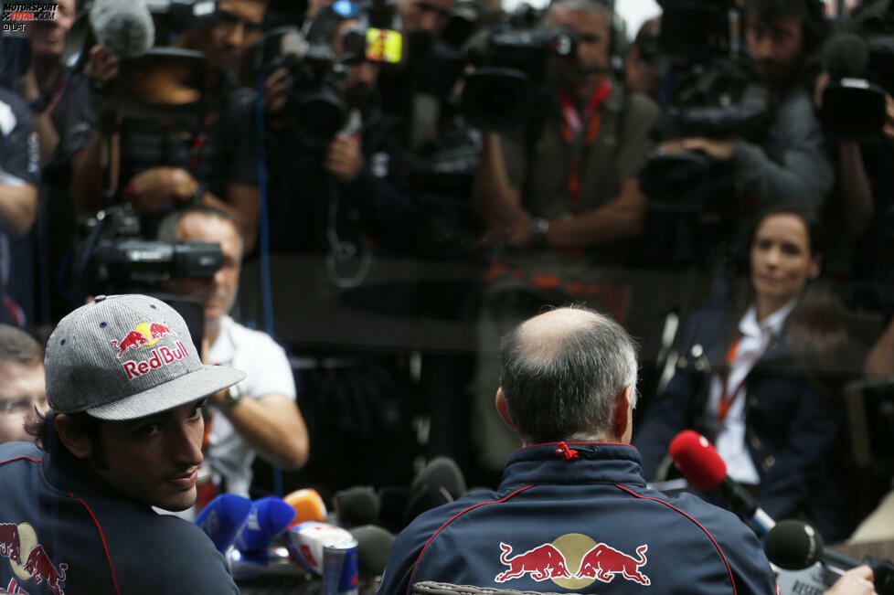 Was er auch tut: Sainz gibt am Sonntagmorgen, nach dem finalen medizinischen Check, eine vielbeachtete Pressekonferenz, fährt im Rennen schon in den Punkterängen, ehe er abfliegt - wieder in Kurve 13! 