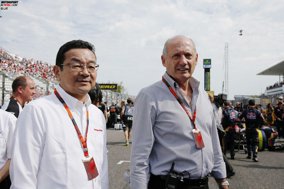 Diesen Grand-Prix-Besuch hätten sie sich wohl lieber erspart: Takahiro Hachigo, CEO von Honda, und Ron Dennis, CEO der McLaren-Gruppe, in der Startaufstellung - noch nicht ahnend, dass ihnen Fernando Alonsos Funksprüche wenig später einen der schwärzesten Tage ihrer sportlichen Laufbahn bescheren würden.