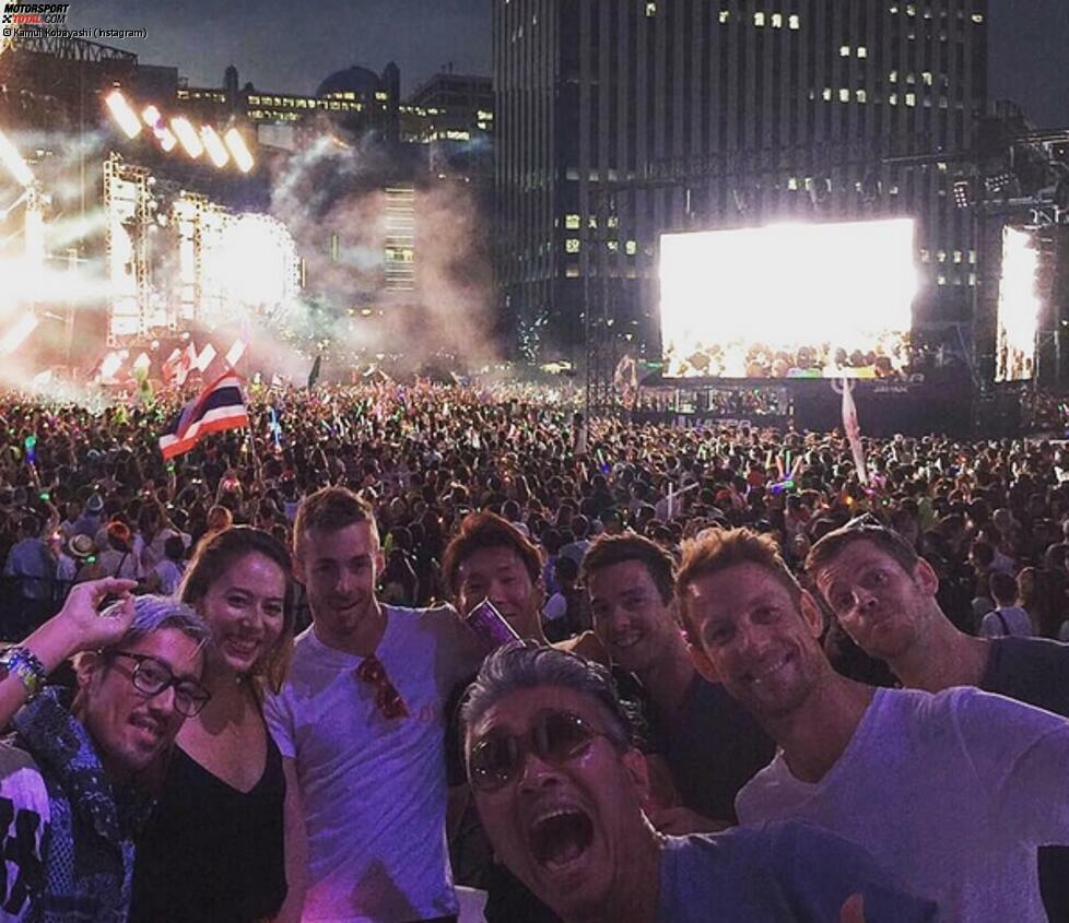 Bombenstimmung beim Ultra-Music-Festival in Tokio, und eine kleine, aber feine Formel-1-Fraktion ist mittendrin: Jessica Button, Kamui Kobayashi, James Rossiter, Jenson Button und dessen Physio Chris Buncombe.