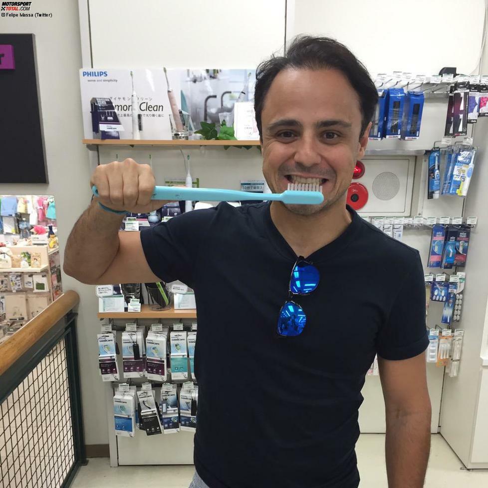 Apropos Ricciardo: Felipe Massa sendet via Twitter liebe Grüße an den Dauerlächler aus Australien - und meint, in einem japanischen Supermarkt endlich die richtige Zahnbürste für seinen Kollegen gefunden zu haben...