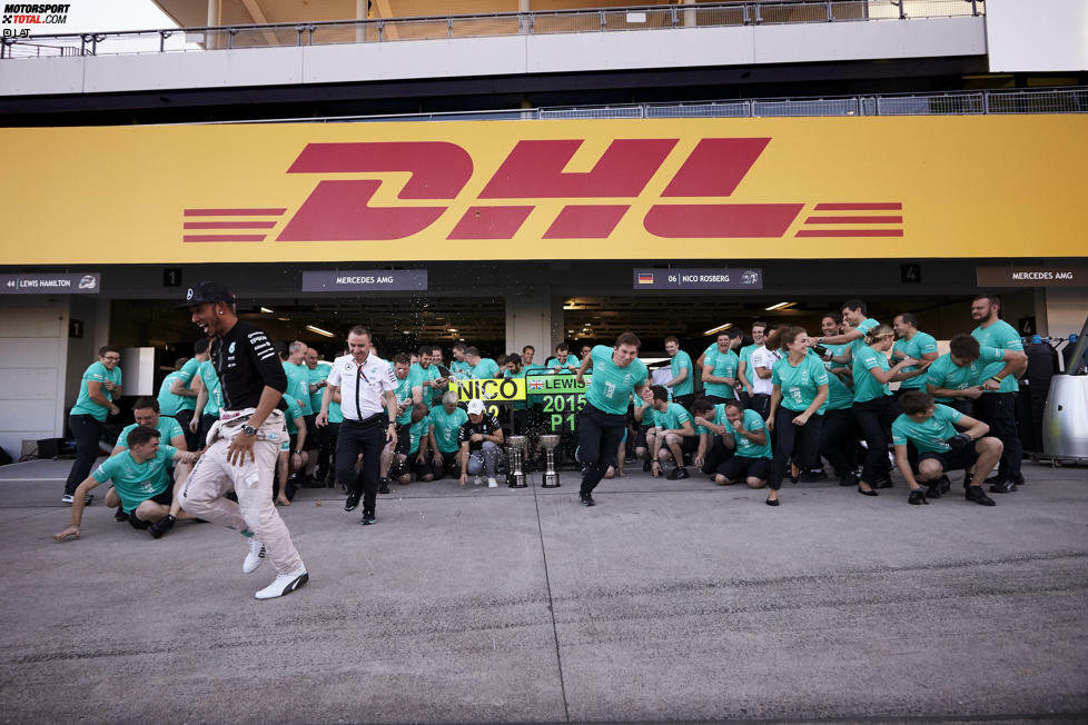 Wir haben uns schon gewöhnt an diesen Anblick: Mercedes feiert mit einem Teamfoto einen Doppelsieg (zum achten Mal in der Formel-1-Saison 2015) - und Hamilton ist sogar beim Davonlaufen vor der Champagnerdusche schneller als Rosberg.