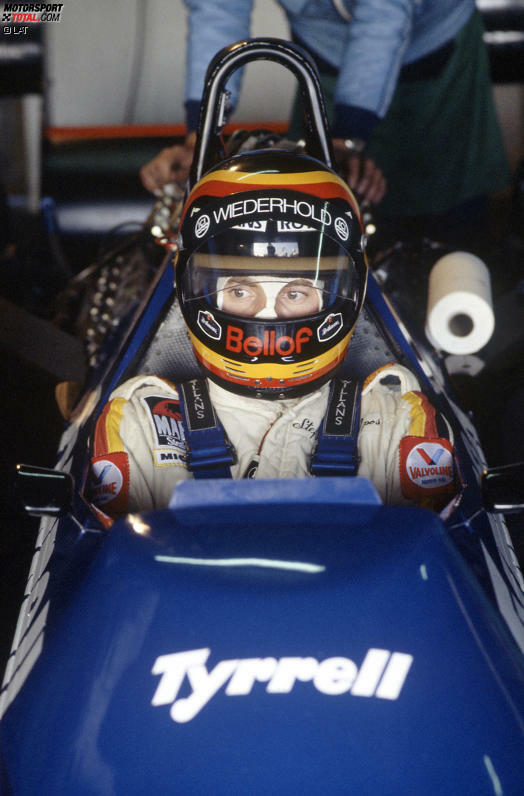 Bellof steht am Ende der Formel-1-Saison 1984 trotz einiger starker Auftritt mit komplett leeren Händen da. Seinem Tyrrell-Team, werden alle Punkte gestrichen, die Mannschaft wird aus der Wertung ausgeschlossen. Ken Tyrrell und seine Strategen hatten Metallkügelchen in den Tank gefüllt und die Konkurrenz laut FIA betrogen.