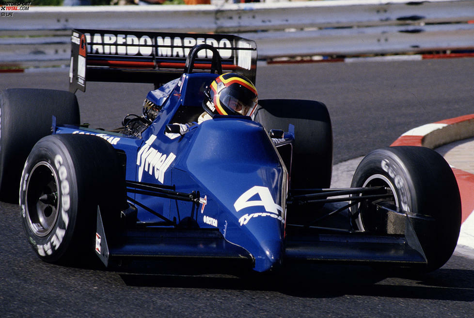 1985 bleibt Bellof trotz der Pleite aus dem Vorjahr beim Tyrrell-Team. Sportlich sind die Chancen jedoch kaum besser. Man fährt zunächst mit dem unterlegenen Ford-Saugmotor weiter. Mit Platz sechs in Portugal und Rang vier in den USA kann sich der junge Deutsche dennoch gut in Szene setzen, bevor bei Tyrrell endlich auch ein Turbo arbeiten darf.