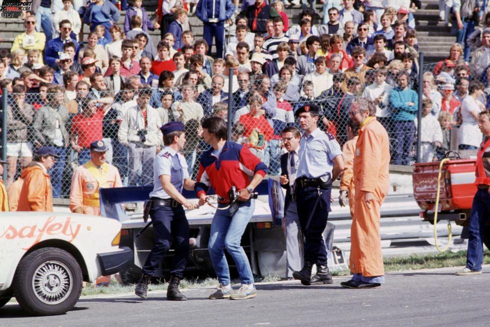 ... die Jagd nach seinem ewigen Porsche-Kontrahenten Jacky Ickx endet tödlich. Nach den Fahrerwechseln liegt Bellof auf Rang zwei hinter dem Belgier. Er erhöht sofort den Druck auf Ickx im Werksauto, will - offenbar nach einem Missverständnis - in der schnellen Senke von Eau Rouge am belgischen Nationalhelden vorbei. Die beiden Porsche kollidieren, Bellof verliert beim Einschlag viel zu früh sein Leben.