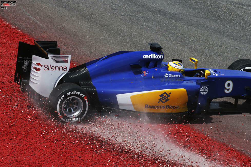 Seinen Tiefpunkt erlebt Ericsson bereits beim zweiten Saisonrennen in Malaysia, wo er seine beste Startposition des Jahres, Platz neun, nicht nutzen kann. Der Sauber-Fahrer attackiert Nico Hülkenberg, dreht sich ins Kiesbett und bleibt dort stecken - und verhilft unabsichtlich wegen der Safety-Car-Phase Sebastian Vettel zu dessen erstem Ferrari-Sieg.
