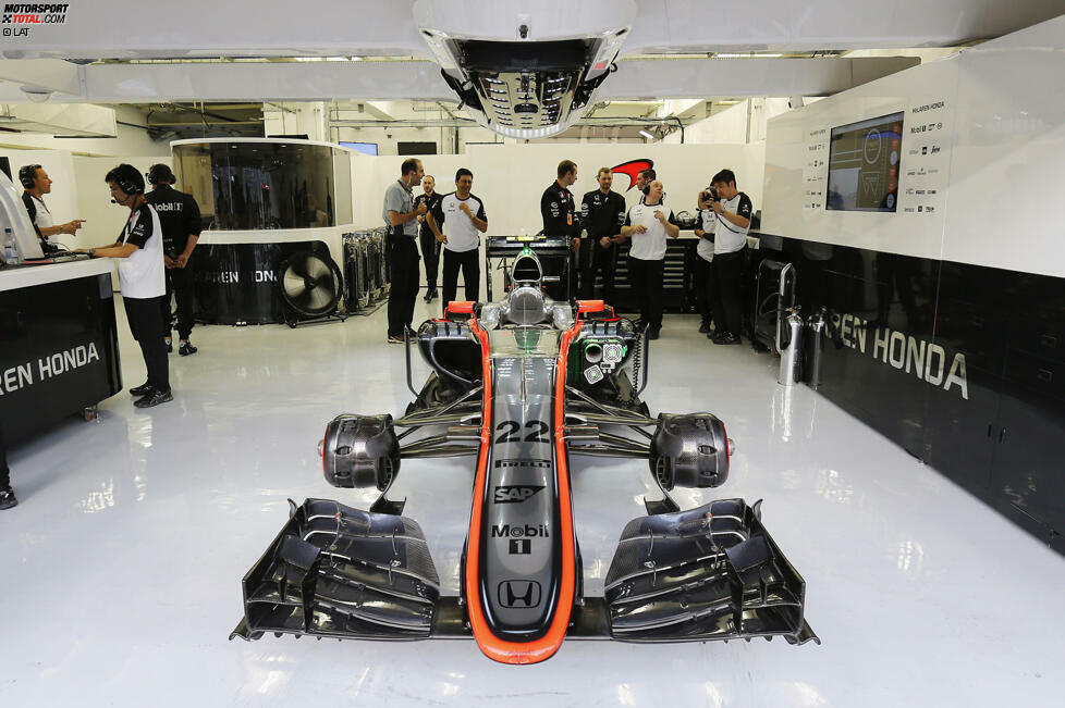 Buttons Tiefpunkt kommt in Bahrain, wo er nicht einmal am Rennen teilnehmen kann. Grund ist ein Problem mit dem Hybridsystem, das die größte Schwachstelle des McLaren-Honda-Pakets bleiben sollte. Die Grid-Penaltys des McLaren-Teams steigen im Saisonverlauf auf astronomische Höhen. Running Gag: Wenn der Grand Prix von Monaco gestartet wird, fahren Alonso und Button in Nizza los...