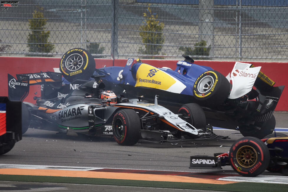 Seine schlechteste Phase erlebt Hülkenberg ausgerechnet dann, als Teamkollege Sergio Perez am besten unterwegs ist und aufs Podium fährt: Erst verursacht er in Sotschi einen spektakulären Crash (Foto), und auch beim nächsten Rennen in Austin scheidet er nach Kollision mit Daniel Ricciardo aus.