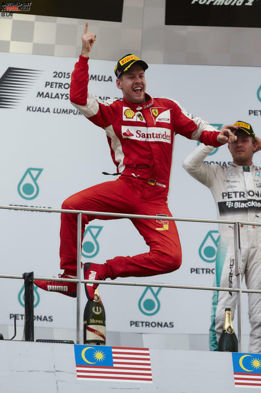 Auf den Spuren von Michael Schumacher: Sebastian Vettel (WM-3. mit 278 Punkten) gewinnt in seinem ersten Ferrari-Jahr drei Grands Prix - genau wie sein Vorbild 
