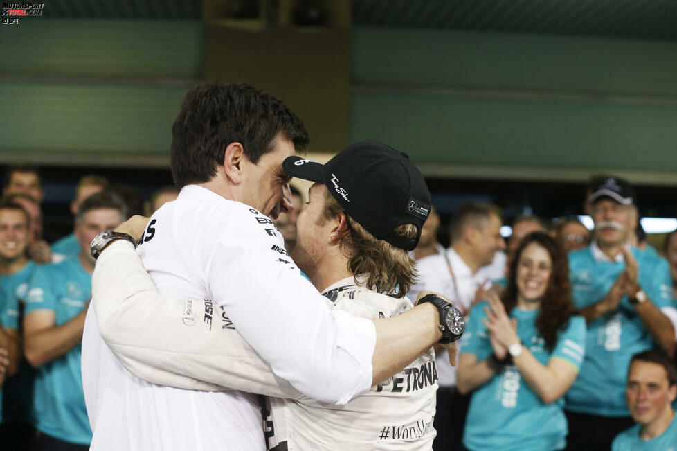 Er kann's also doch noch: Nico Rosberg (WM-2. mit 322 Punkten) macht beim Saisonfinale in Abu Dhabi den ersten Hattrick seiner Formel-1-Karriere perfekt und geht mit einem guten Gefühl in die Winterpause. Positiver Nebeneffekt: Dem Teammanagement um Toto Wolff beweist er mit dem Erfolgsrun, dass Mercedes nicht nur einen Fahrer hat, der Weltmeister werden kann.