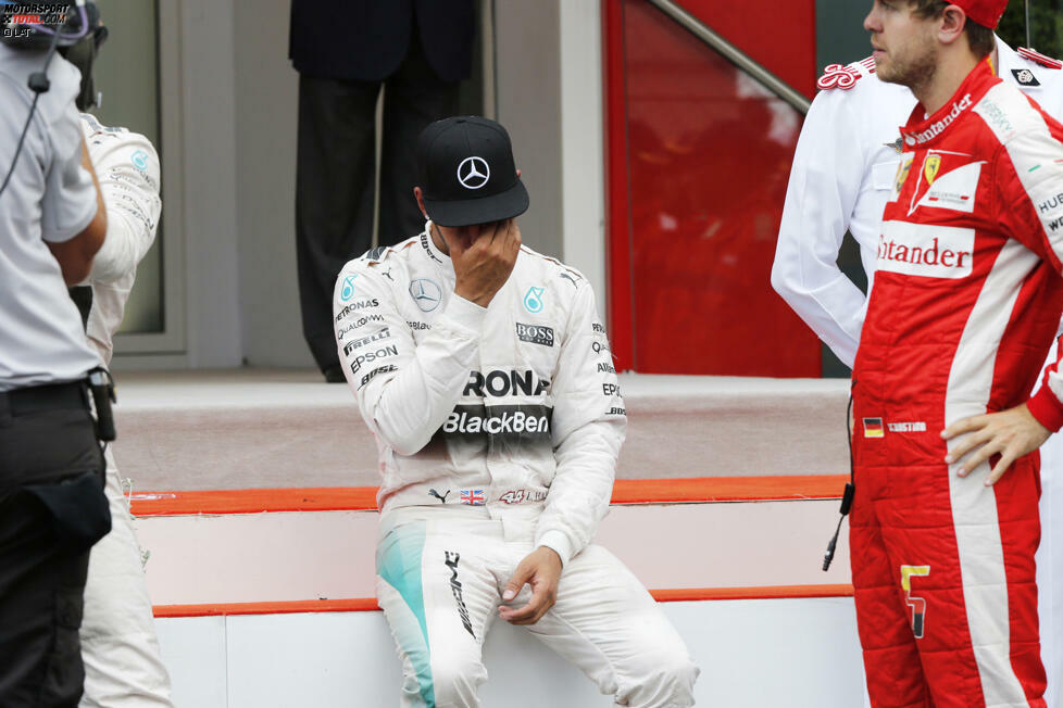 Aber kein Champion ohne schwere Stunden: Hamilton erlebt seine allerschwerste in Monaco, als ihn ein strategischer Fauxpas des Mercedes-Teams den sicher scheinenden Sieg kostet. Wie einst Ayrton Senna denkt er in der Auslaufrunde darüber nach, ins Appartement zu gehen statt zur Siegerehrung, kann am Boxenfunk aber doch davon abgebracht werden.
