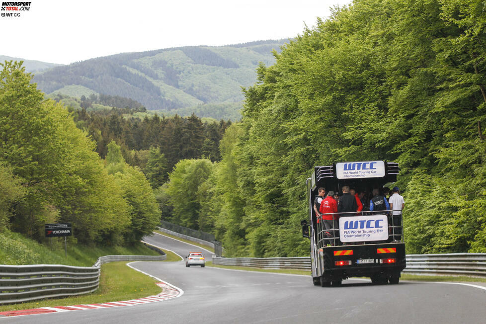 Ehrenrunde in der Grünen Hölle: So gemütlich ging es für die Fahrer auf der Nürburgring-Nordschleife nur einmal zu.