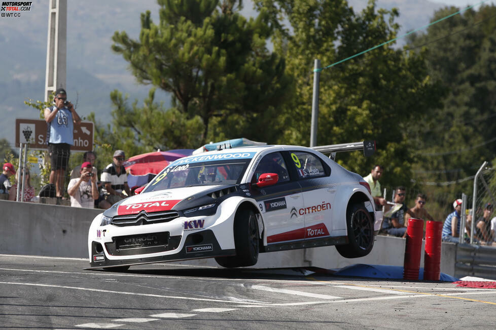 Überflieger auf der Strecke: In Vila Real verliert Sebastien Loeb ein wenig die Bodenhaftung.