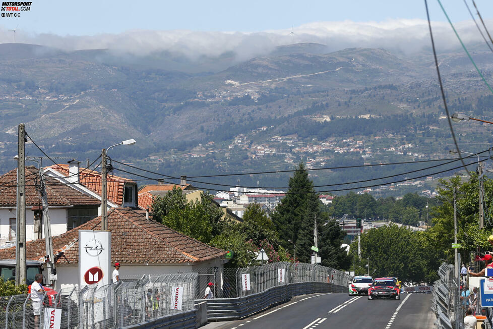 Spektakuläres Panorama: Mit der Ankündigung, der Stadtkurs von Vila Real sei eine Mischung aus Macau und Nordschleife, hatte die WTCC nicht zu viel versprochen.