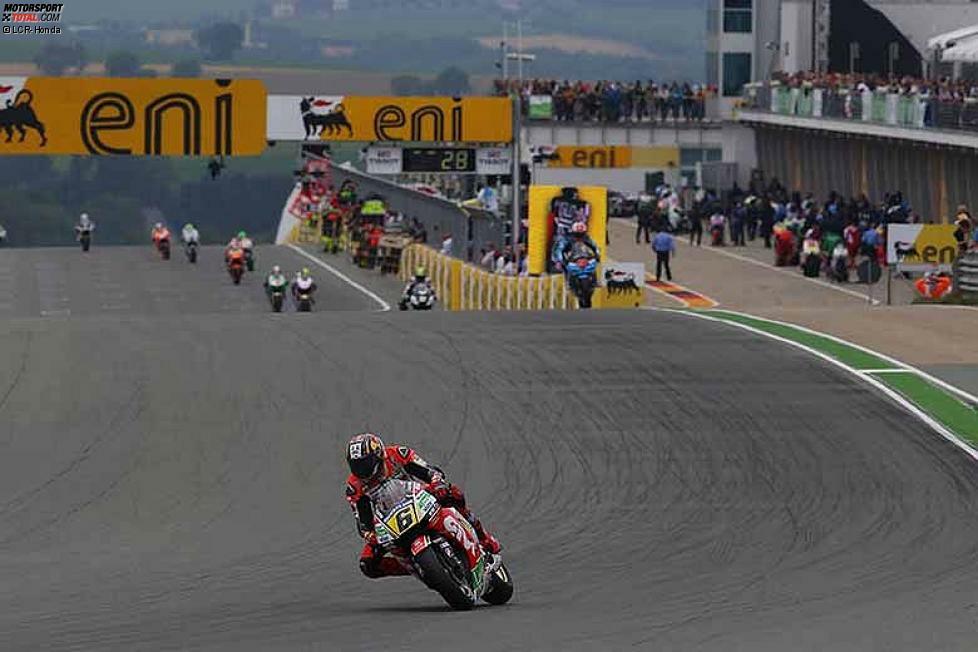 Höhe- und gleichzeitig Tiefpunkt der Saison folgt ausgerechnet am Sachsenring. Bradl pokert bei schwierigen Bedingungen und startet als einziger Top-Pilot nicht aus der Boxengasse. Der Deutsche beginnt das Rennen dadurch mit einem gewaltigen Vorsprung, doch weil das Set-up nicht passt, fällt er am Ende sogar noch aus den Punkterängen und wird nur 16.