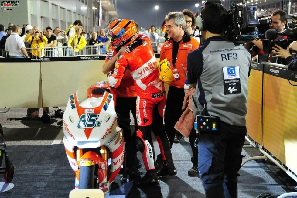 2011 wechselt Bradl auf Kalex und erwischt einen sensationellen Start. Er gewinnt den Auftakt-Grand-Prix in Katar und triumphiert insgesamt in vier der ersten sechs Saisonrennen. Der Deutsche sieht nach seinem Sieg in Silverstone im Juni bereits wie der sichere Weltmeister aus.