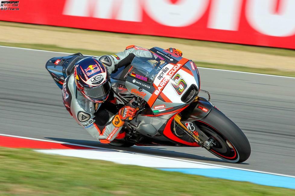 Der ehemalige Moto2-Champion einigt sich mit Forward auf eine Vertragsauflösung, um seine Karriere in der MotoGP bei einem anderen Team fortsetzen zu können. Ein neuer Arbeitgeber ist schnell gefunden: Bei Aprilia ersetzt Bradl in der zweiten Saisonhälfte 2015 den entlassenen Marco Melandri. Der Deutsche ist damit erstmals in seiner Karriere Werksfahrer.