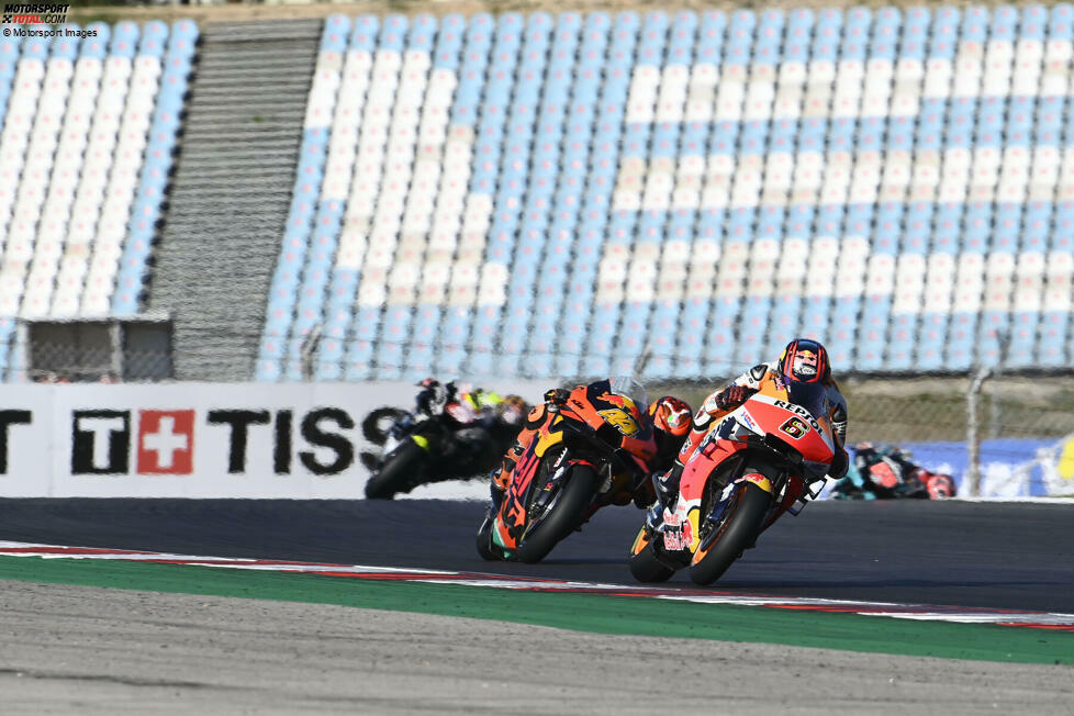 2020 verletzt sich Marc Marquez und Stefan Bradl muss letztendlich für die gesamte Saison einspringen. Von Rennen zu Rennen steigert er sich. In Le Mans glänzt er im Regen mit Platz acht und beim Saisonfinale in Portimao wird es im Trockenen Platz sieben.