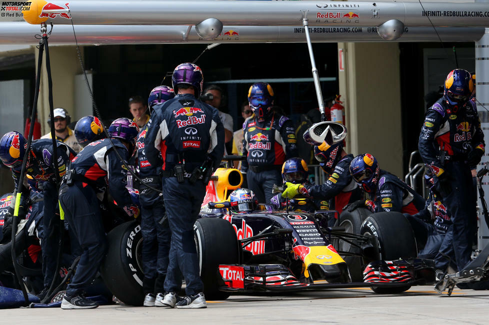 Die Boxenstopps eröffnet Daniel Ricciardo (Red Bull) schon in der dritten Runde, mutmaßlich in der Hoffnung auf ein frühes Safety-Car. Das bleibt aber (trotz Sainz-Bergung) aus, ebenso wie der erhoffte PS-Gewinn durch die neueste Renault-Ausbaustufe. Ricciardo kann das Handicap der letzten Startreihe (Motorwechsel) nicht wettmachen, verpasst den zehnten Platz am Ende aber nur um 1,5 Sekunden.