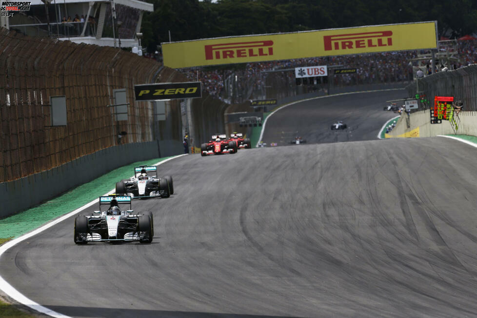 Es dauert bis zur vierten Runde, ehe Rosberg seinen Teamkollegen aus der DRS-Sekunde abschütteln kann. Vettel verliert auf den Silberpfeil-Express weniger als befürchtet, sein Rückstand wird aber dennoch sukzessive größer. Immerhin: Von hinten droht durch Kimi Räikkönen im zweiten Ferrari keine Gefahr.
