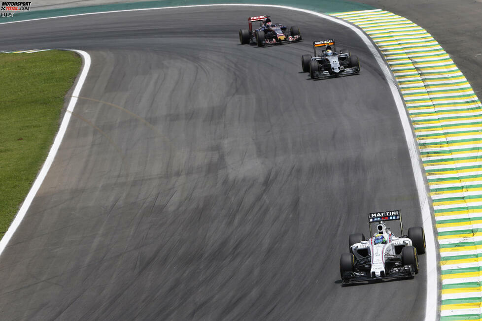 Während sich das Feld vorne relativ rasch sortiert, wird im Mittelfeld teilweise herzhaft gekämpft. Zum Beispiel zwischen Lokalmatador Felipe Massa (Williams), Sergio Perez (Force India) und Verstappen um den achten Platz.