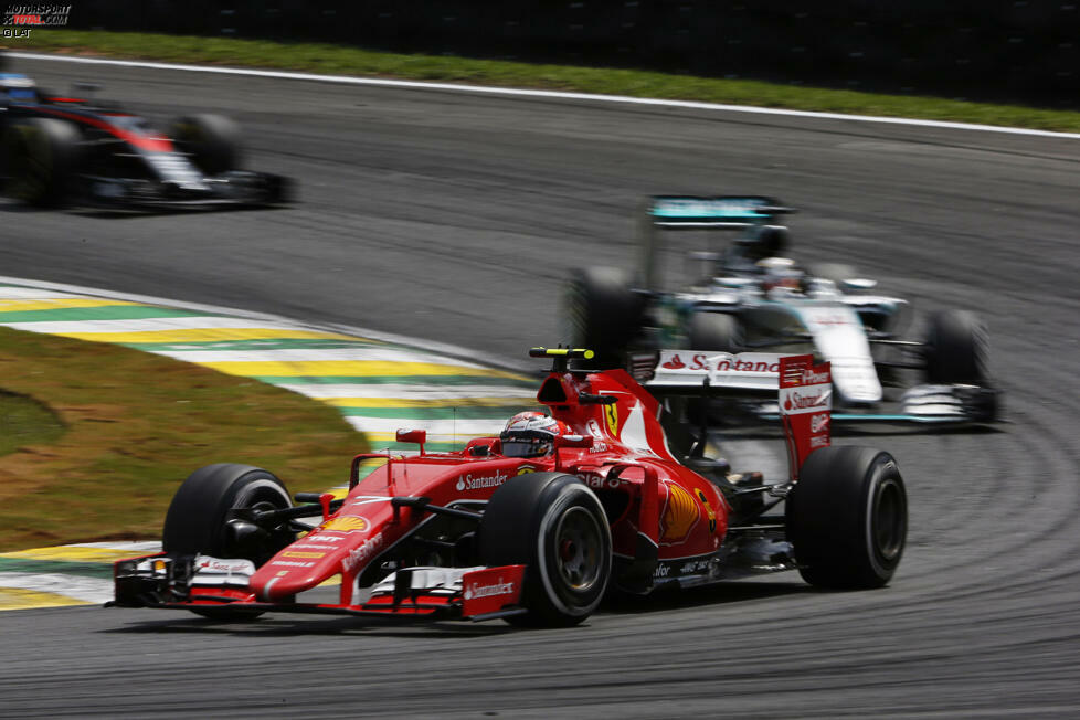 Die Mercedes-Crew fertigt Hamilton auch beim zweiten Boxenstopp schneller ab, doch der Weltmeister bleibt wieder hinter Rosberg. Und hat kurzzeitig auch noch Räikkönen als Puffer vor sich, weil der an der ursprünglichen Zweistoppstrategie festhält, während Vettel mit seinem Speed die Silberpfeile zum Wechsel auf drei Reifenwechsel zwingt. Wenig später lässt Räikkönen Vettel freiwillig durch - weil der um 17 Runden frischere und obendrein auch noch weiche Reifen hat.