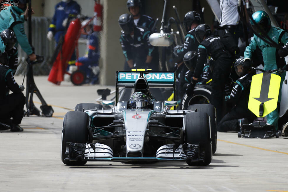Hamilton hat in der 51. Runde noch 1,5 Sekunden Rückstand, ist zwei Runden später aber wieder bis auf 0,8 Sekunden dran - und hat mit DRS-Vorteil bei Start und Ziel zehn km/h mehr Topspeed. Rosberg behält die Nerven, obwohl seine Boxencrew bei allen drei Reifenwechseln langsamer arbeitet als jene von Hamilton. Das kostet ihn mehr als eine Sekunde.