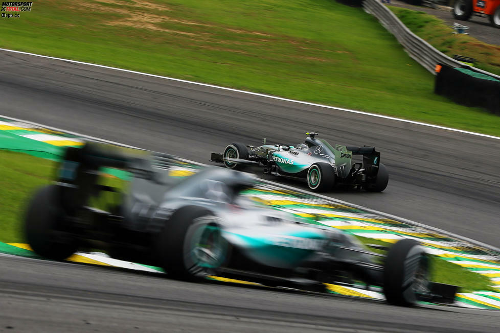 Die Entscheidung fällt 15 Runden vor Schluss: Hamilton, schon in den Trainings über die neuen Randsteine aggressiver unterwegs als Rosberg, verbremst sich - und funkt wenig später: 